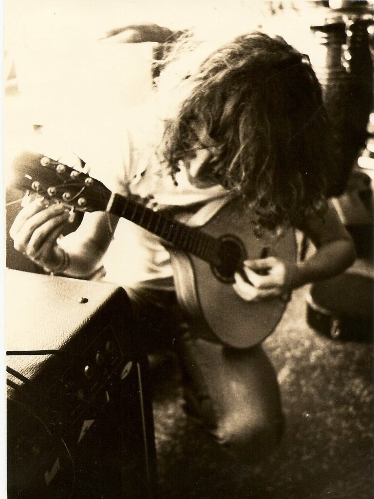 Ney Marques muito jovem tocando bandolim