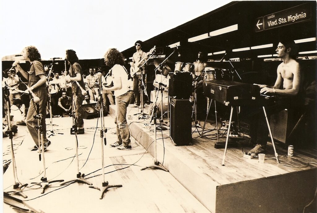 Foto antiga em branco e preto onde Ney Marques e amigos músicos tocam num palco no centro de São Paulo