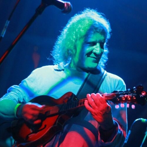 Ney Marques 500px Ney Marques, músico, compositor, arranjador, produtor musical e diretor artístico, tocando um bandolim elétrico num palco iluminado