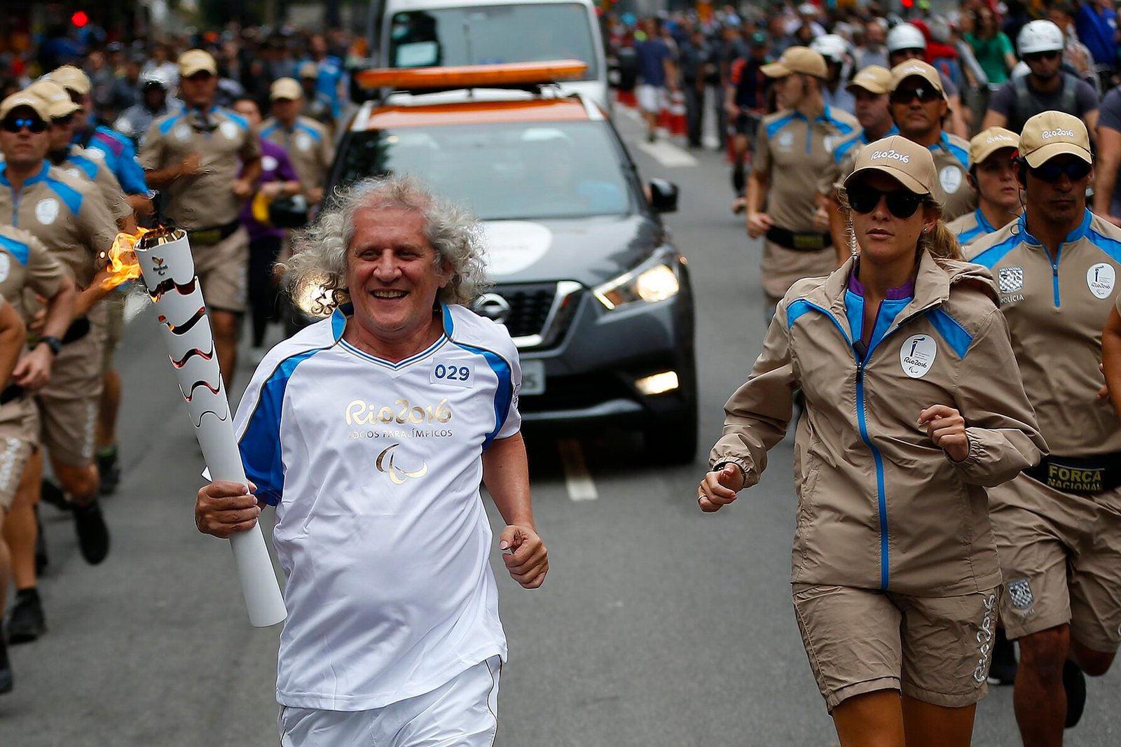 Ney Marques e Cassio Poletto tocando juntos no palco