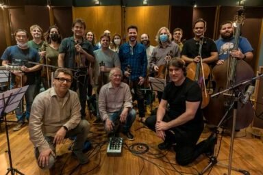 Músicos do Projeto Concerto bandolim fotografados em grupo no estúdio de gravação